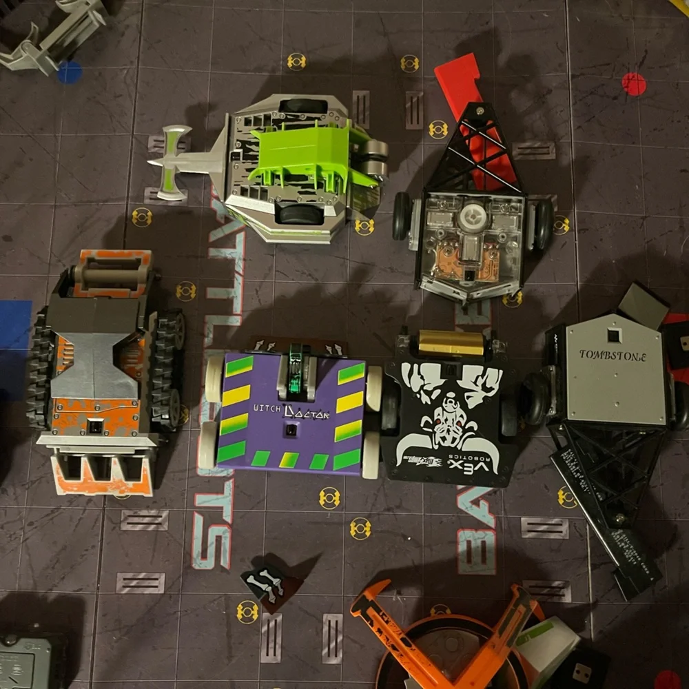 Battlebots arena and 6 battlebots. - Picture 2 of 2